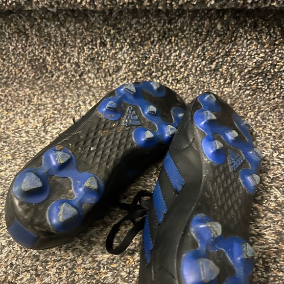 Adidas soccer cleat’s size 2. In good condition. Black and blue. Big kids. - Picture 6 of 11